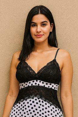 Mulher usando Babydoll Poá Encanto